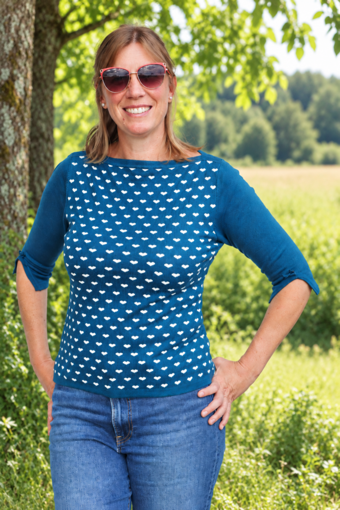 Pull rétro bleu pétrole – petits cœurs