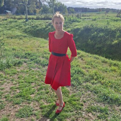 Robe Scarlett Rouge à petits pois noirs