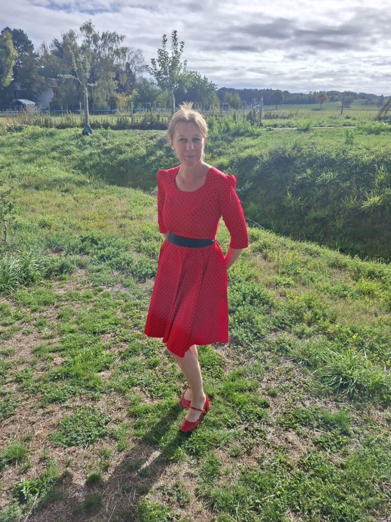 Robe Scarlett Rouge à petits pois noirs